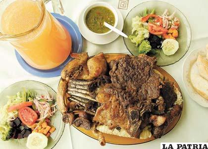 INTENDENTE
Es un plato tradicional preparado en base a todo tipo de carnes: pollo, res, cerdo, cordero, chorizo, tripitas, riñones y ubre que para degustarlos se acompaña con arroz, papas blancas y ensalada de verduras.