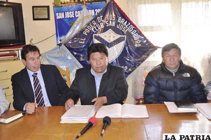 Mamani hizo la entrega del club el 5 de junio de 2012 a Fernández