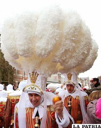 Binche (Bélgica)
Es otro Patrimonio de la Humanidad, data de 1549. Este Carnaval se divide en dos etapas, una dura 49 días antes del acto central