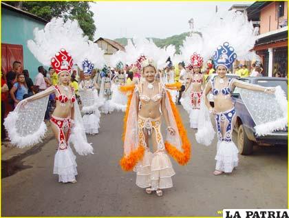 Agraciadas damitas peruanas en el famoso Carnaval del Callao