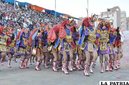 La tropa de diablesas avanza con su baile sensual