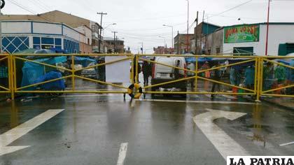 Las rejas mantuvieron despejadas las calles adyacentes a la ruta del Carnaval