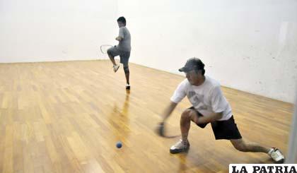 Raquetbolistas orureños durante los entrenamientos