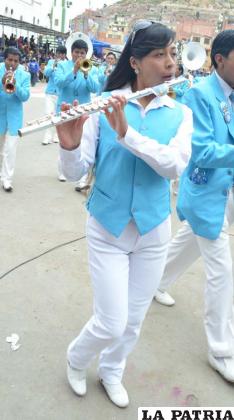 MÓNICA RODRÍGUEZ 
“Con toda devoción para la ‘Mamita’ del Socavón estamos tocando en esta oportunidad en el hermoso Carnaval de Oruro, por algo somos Obra Maestra. Esta profesión no es solo para hombres, porque las mujeres también demostramos nuestro talento, el amor es tan grande que tenemos para nuestra Virgencita y nosotros también somos parte de esto”