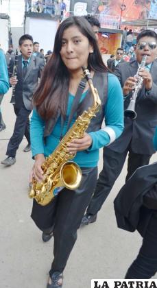 DANIELA ÁLVAREZ 
“Claramente aquí demostrando el talento que los bolivianos tenemos con la música, dándole todo ahora en el Carnaval de Oruro es la mejor sensación que tienes al tocar, no podemos dudar que la mejor festividad está aquí, el sentimiento es grande”