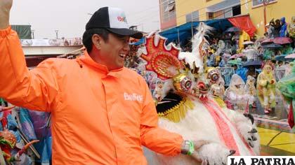 Una osita de la “Frater” baila con el embajador de China Wu Yuanshan
