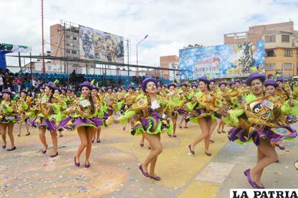 Las cholitas de la Morenada Central, tienen un estilo particular en su presentación