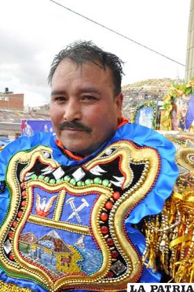 ABDÓN ÁLVAREZ
“Que nos siga dando mucho valor para seguir bailando cada año, siempre darle los agradecimientos más grandes a la Virgencita del Socavón, porque nos da la oportunidad de unir a nuestro conjunto a nuestra diablada, a nuestro Carnaval de Oruro que es tan grande. Ha sido un gran esfuerzo pero valió la pena y la virgencita 