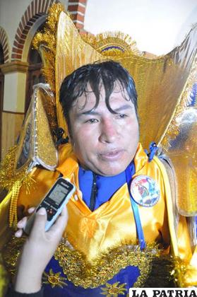 ALBERTO SOSA
“Es el primer año que bailo por la virgencita del Socavón, y llego a sus pies con mucha alegría, devoción, más que todo. Le pido mayormente salud para toda mi familia, es el primer año y lo que me impulsó a bailar por ella es la devoción que tengo, la fe como orureño. Pido para Oruro unidad y paz, que el pueblo se colme de sus bendiciones”.