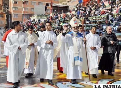 El Obispo de la Diócesis de Oruro, monseñor Cristóbal Bialasik (centro)  en la Avenida Cívica