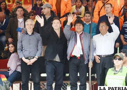 El actor Jude Law junto a los mandatarios del país