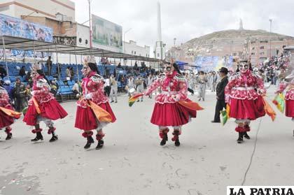 Varones disfrazados de chinas, de la Gran Tradicional Auténtica Diablada Oruro