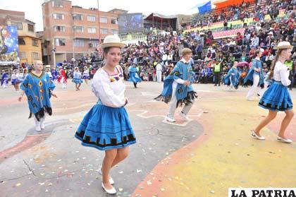 Extranjeros bailaron con los integrantes del conjunto Ahuatiris