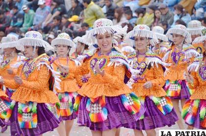 Alegría y coqueteo de la mujer kullawa