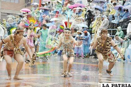 Pese a la lluvia la algarabía de los Tobas Zona Sud