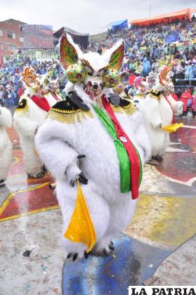 Oso, uno de los personajes más alegres de la diablada