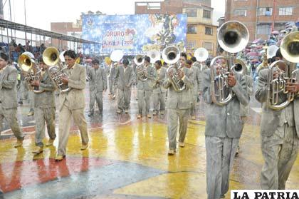 La lluvia torrencial no apagó la fuerza de la banda Poopó 