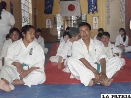 Deportistas orureños dedicados a la disciplina del karate 