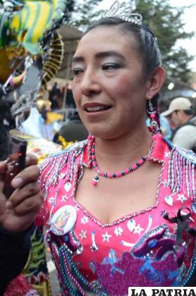 VERÓNICA RUIZ - DIABLADA AUTÉNTICA 
“Esta es la majestuosidad del Patrimonio que todos los orureños tenemos. Completamente es nuestra fe y todos bailamos por ella, la Virgen del Socavón. Nosotros somos devocionales y bailamos con mucha fe en el Carnaval de Oruro”