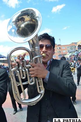 OSCAR ATANACIO 
CHOQUE
“Estamos demostrando el gran talento que tenemos, la juventud no es cualquier cosa, somos capaces de demostrar la música en su máxima expresión, en cualquier lugar llevando arriba siempre el nombre de Bolivia. Con coreografías innovadoras, que solo la agilidad de los jóvenes puede dar este entusiasmo que alegra a la gente”.