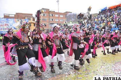 Manifestación devocional de los Phujllay Oruro