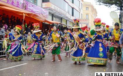 Los Tinkus Bolivia bailaron descalzos