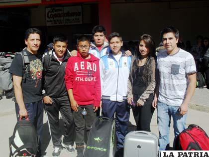 Deportistas orureños que viajaron ayer a La Paz