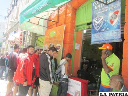 Hinchas de River Plate durante la compra de sus entradas
