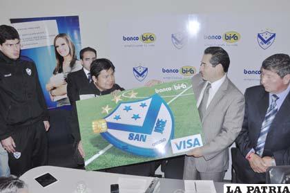Una muestra de la tarjeta de crédito del Banco Bisa
