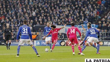 Marcelo dispara a gol, anotó el segundo