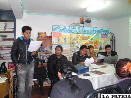 Asambleístas de Oruro en la elaboración del estatuto autonómico