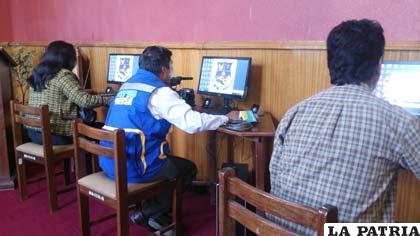Periodistas nacionales y extranjeros trabajaron en la sala de prensa municipal