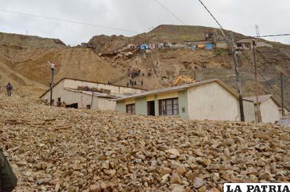 Casas que quedaron cubiertas por deslizamiento de desmonte en Huanuni