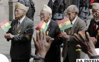 Beneméritos rindiendo homenaje a Bolivia