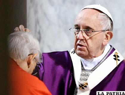 El Papa imponiendo la ceniza