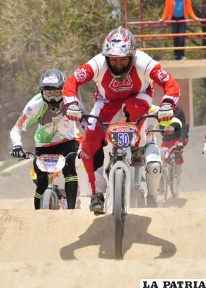 Bicicrosistas de la categoría Mayores en competencia