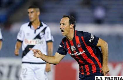 Mauro Matos festeja el gol que anotó para San Lorenzo