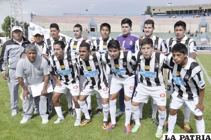 El plantel de jugadores del Oruro Royal Club