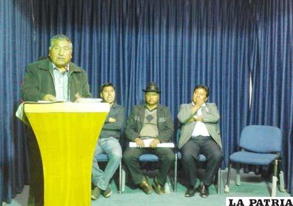 Durante la conferencia de prensa de los personeros de la Gobernación de Oruro