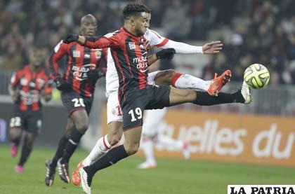 Jordan Amavi disputa el balón con Thiago de Carvalho