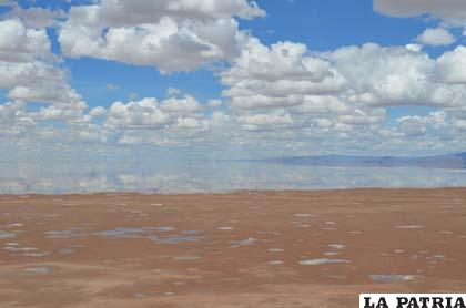 El lago Poopó tiene un bajo nivel de agua