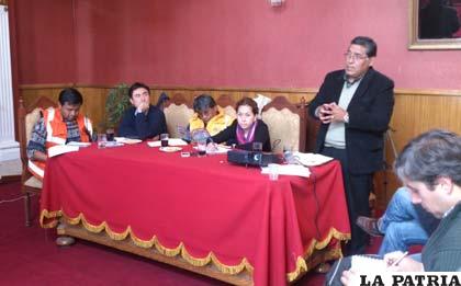La ministra de Medio Ambiente (centro) escucha a las autoridades del municipio orureño
