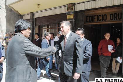 El presidente de los empresarios Fernando Dehne saludando al Primer Mandatario Morales 