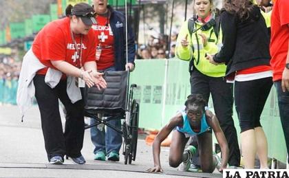 El mal estado de la atleta keniana Hyvon Ngetich al terminar la maratón de Austin