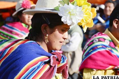 Mujeres adornaron sus sombreros con flores artificiales
