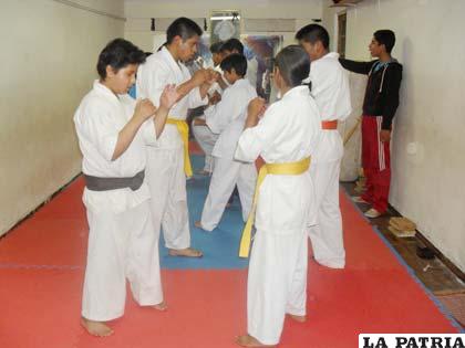 Deportistas de la Escuela de Karate Dojo Veizán