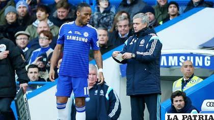 José Mourinho instruye a sus dirigidos que no pudieron vencer el partido