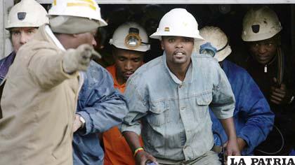 Mineros saliendo de la mina donde se encontraban atrapados