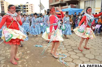 Seductoras cholitas de la Comparsa Litoral