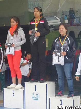 Las orureñas en el podio de campeones